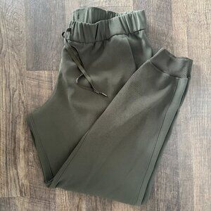 Lululemon Women's On The Fly Joggers in Dark Olive, size 10
